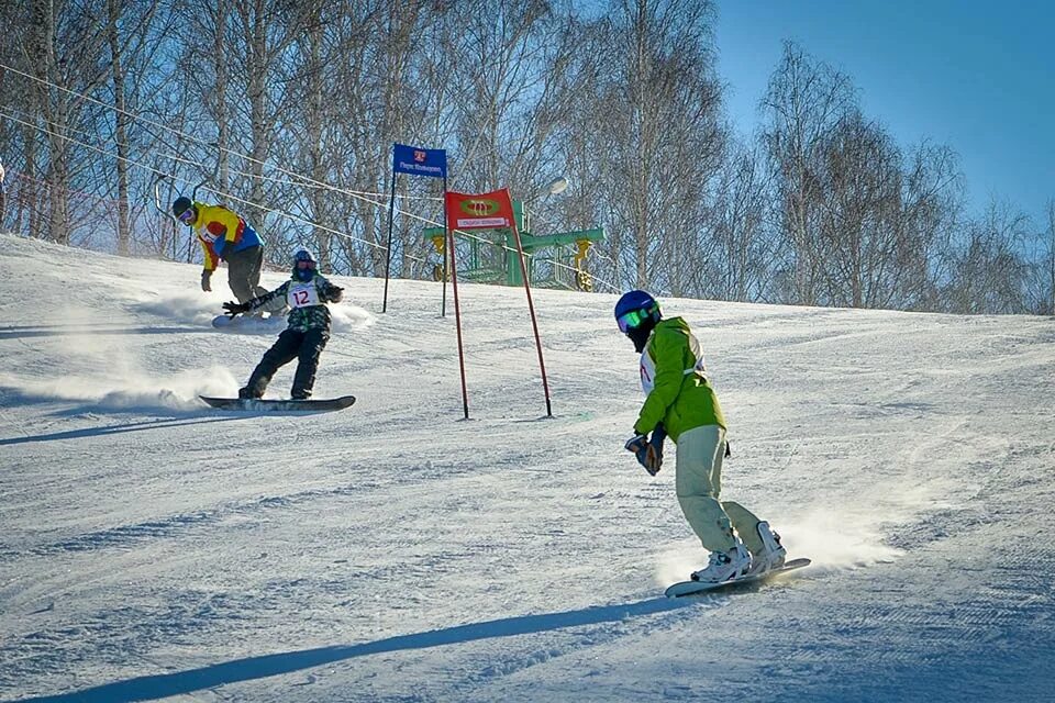 Горки и каток в парке патриот. Ледяная горка на площади революции москва. Зимние горки. Харбин ледниковый городок. Зимние горки «зиг-заг».