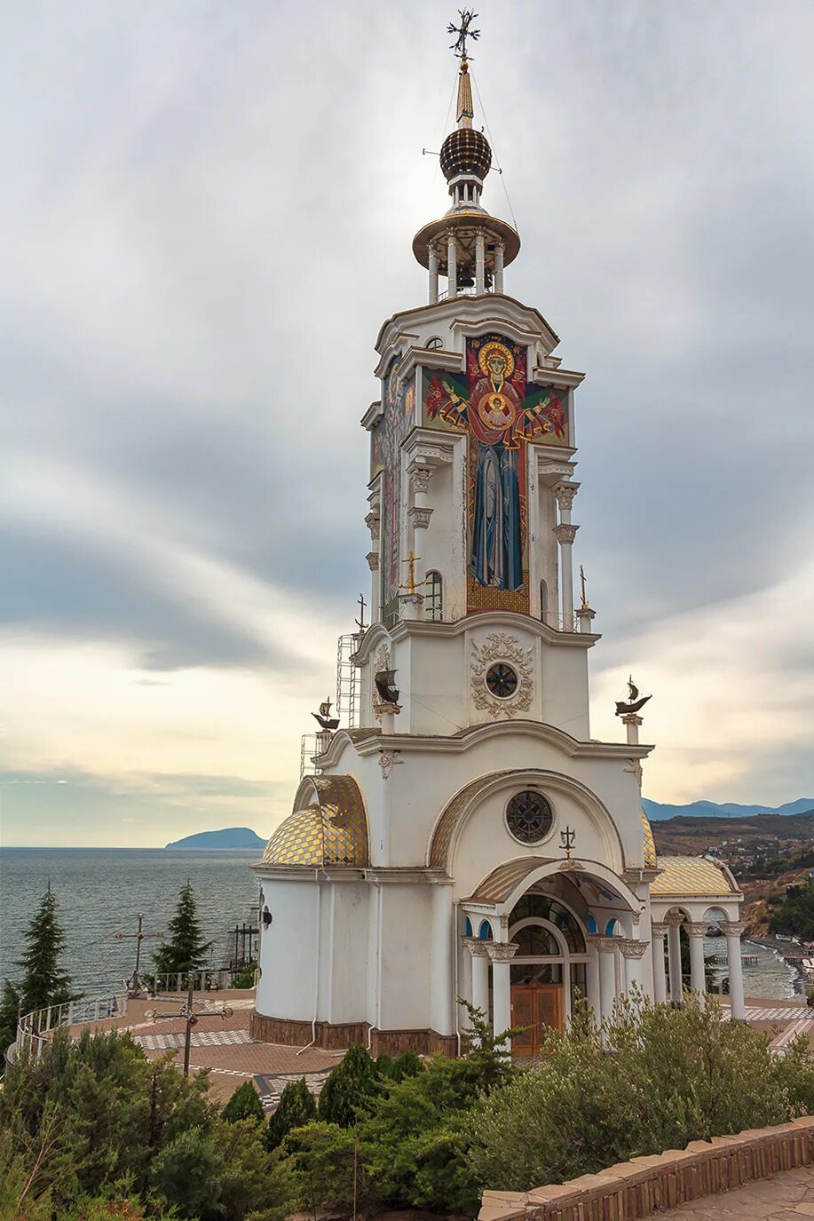 Окрестность алушты. Храм-Маяк Николая Чудотворца. Храм Николая Чудотворца Алушта. Храм Маяк Алушта. Рыбачье Церковь Маяк.