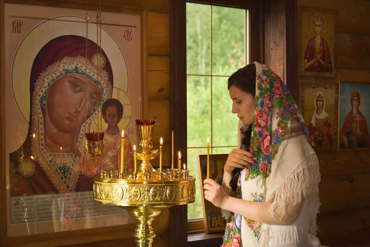 Можно ли молиться перед иконой. Православная женщина в храме. Женщина молится в церкви. Женщина у иконы в храме. Православная девушка в храме.