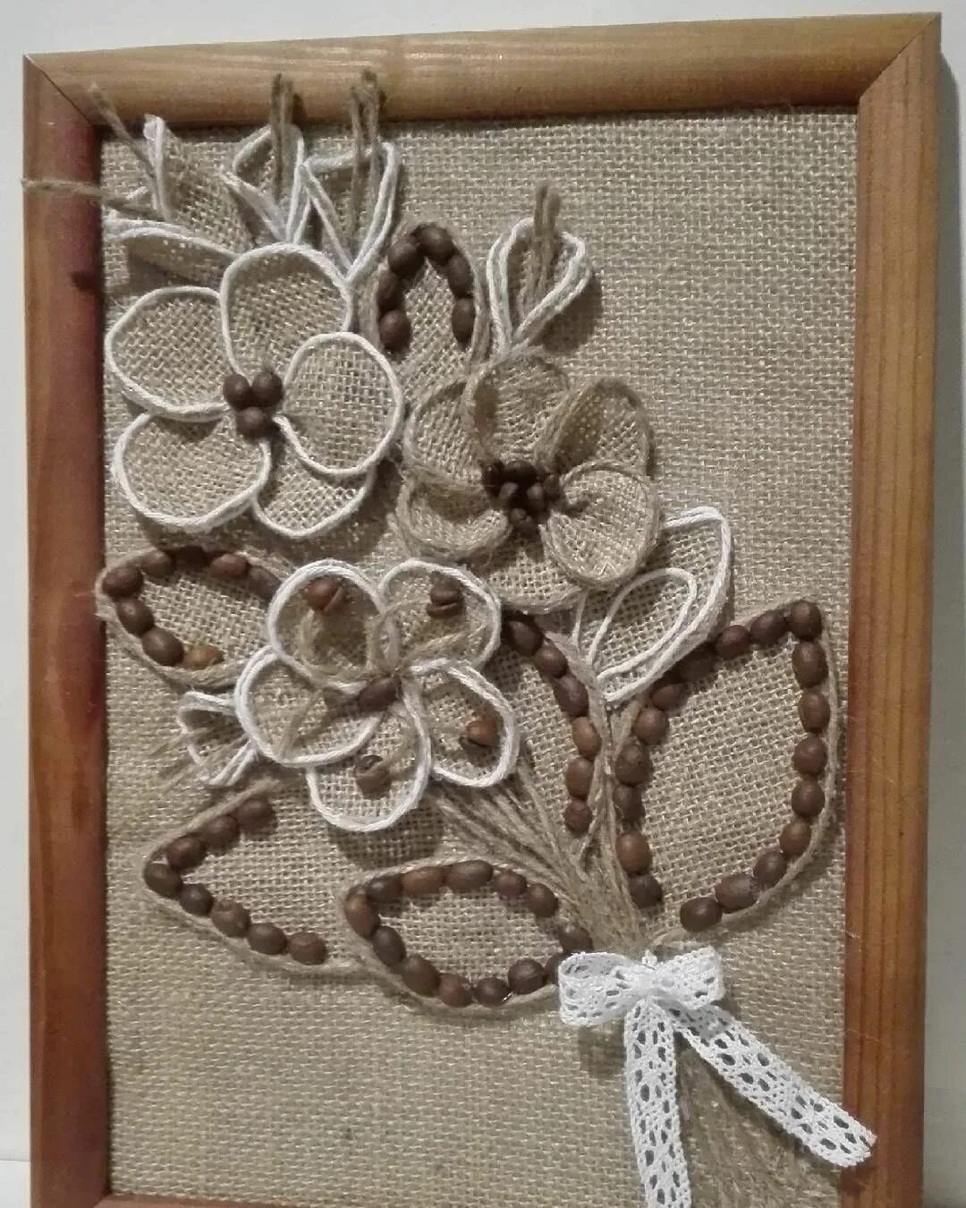 панно джутовая. цветочное панно из джута. панно на мешковине. панно джутовая. панно из джута на стену своими руками.