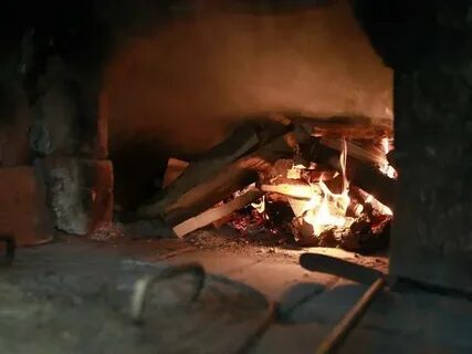 Трещат дрова в печке