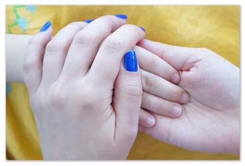 Холодные руки при температуре у ребенка. Синюшный ногти у грудничка. У ребенка похолодели руки. Синюшное образование у детей на пальце. Холодные конечности при температуре у ребенка.