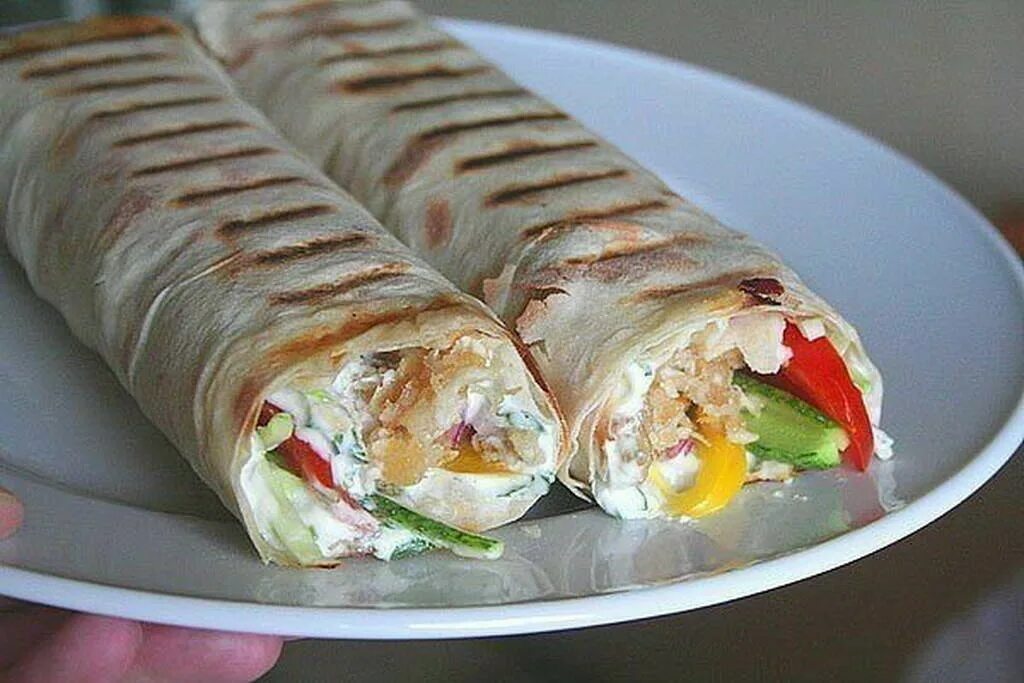 Шаурма домашняя. Шаурма с курицей. Домашняя шаурма из курицы в лаваше. Шаурма домашняя с курицей. Домашняя шаурма в лаваше с курицей.