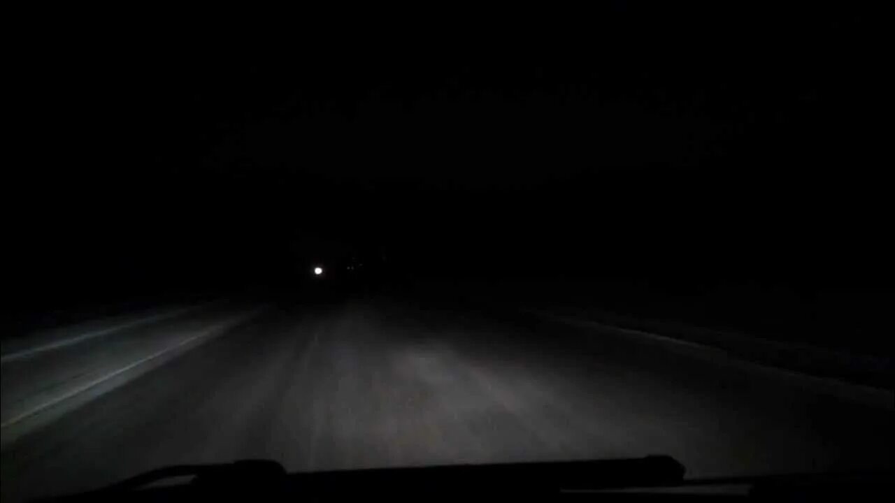 Темные дороги 2017. Машина ночью на дороге. Ночь трасса машина. Видимость ночью на дороге. Ночная трасса из машины.