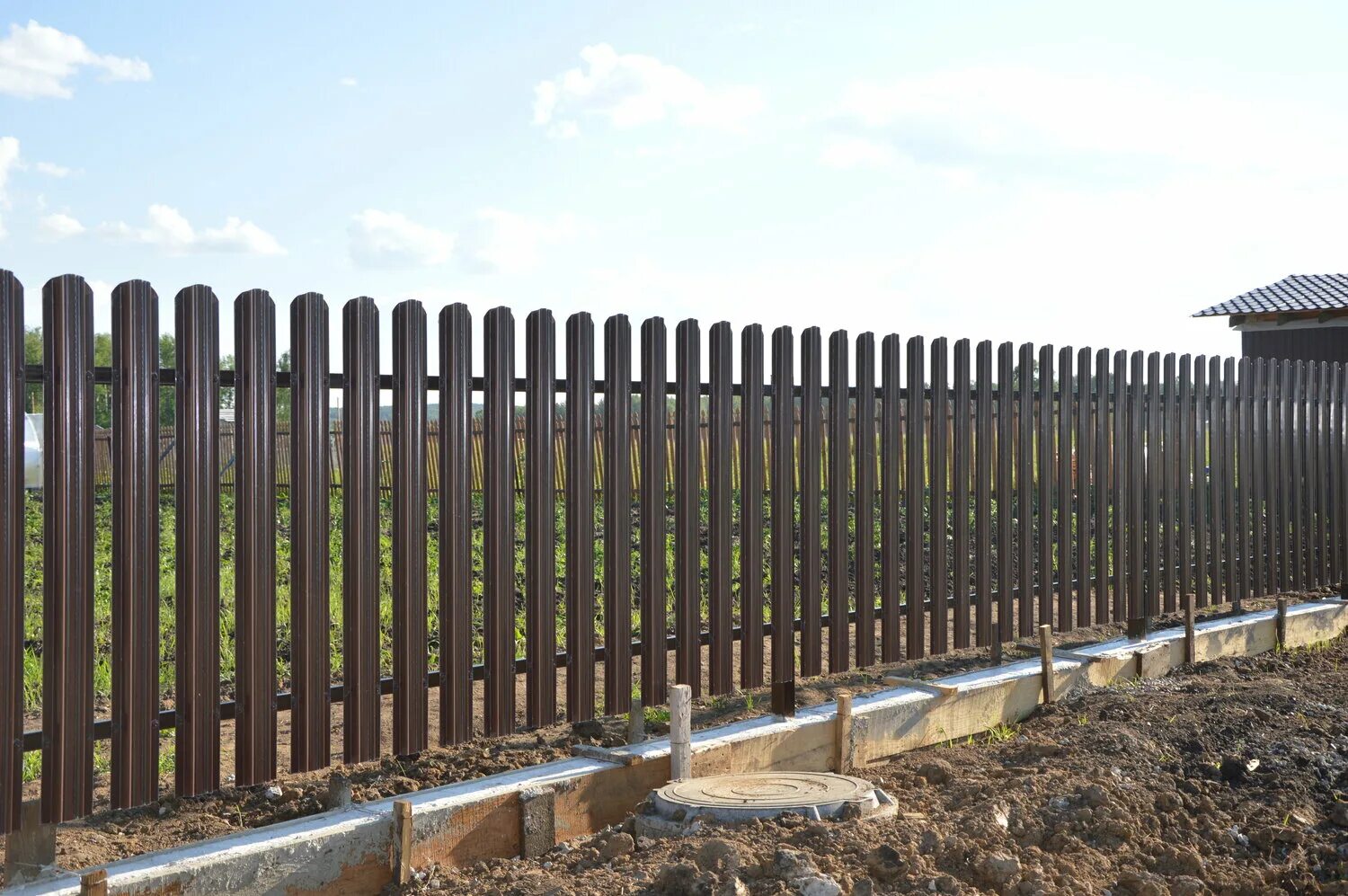 монтаж металлического штакетника. крепление металлического штакетника. схема монтажа евроштакетника. забор из штакетника со столбами. забор из профильной трубы и штакетника.