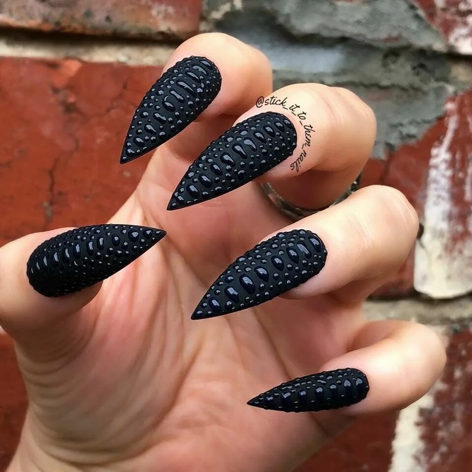 Готический стилет лаврухин. Черные длинные ногти. Готический стилет лаврухин ногти. Ногти матовые миндаль 2023 черные. Черный острый маникюр.
