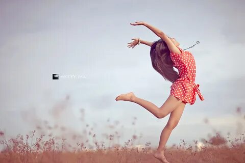 Молодая девушка прыгает