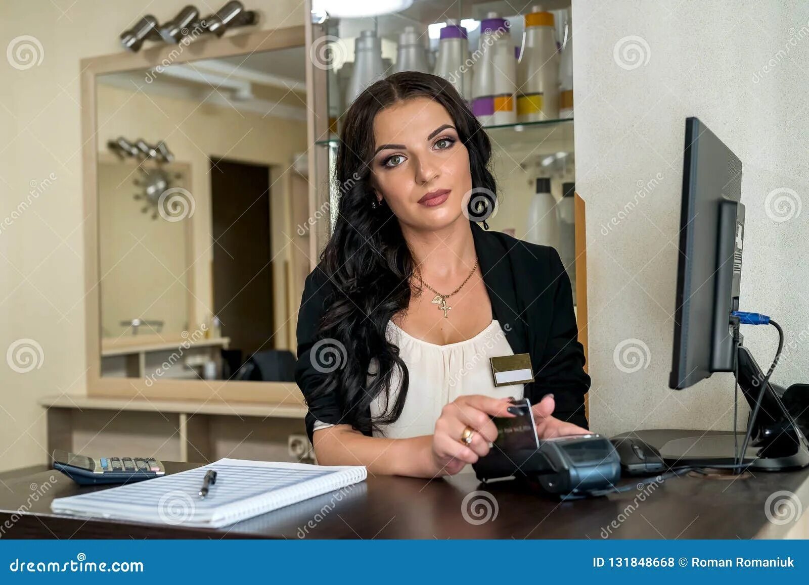 Девушка администратор салона красоты. Макияж для администратора. Терминал администратор. Чио чио парикмахерская псков. Терминал администратор.