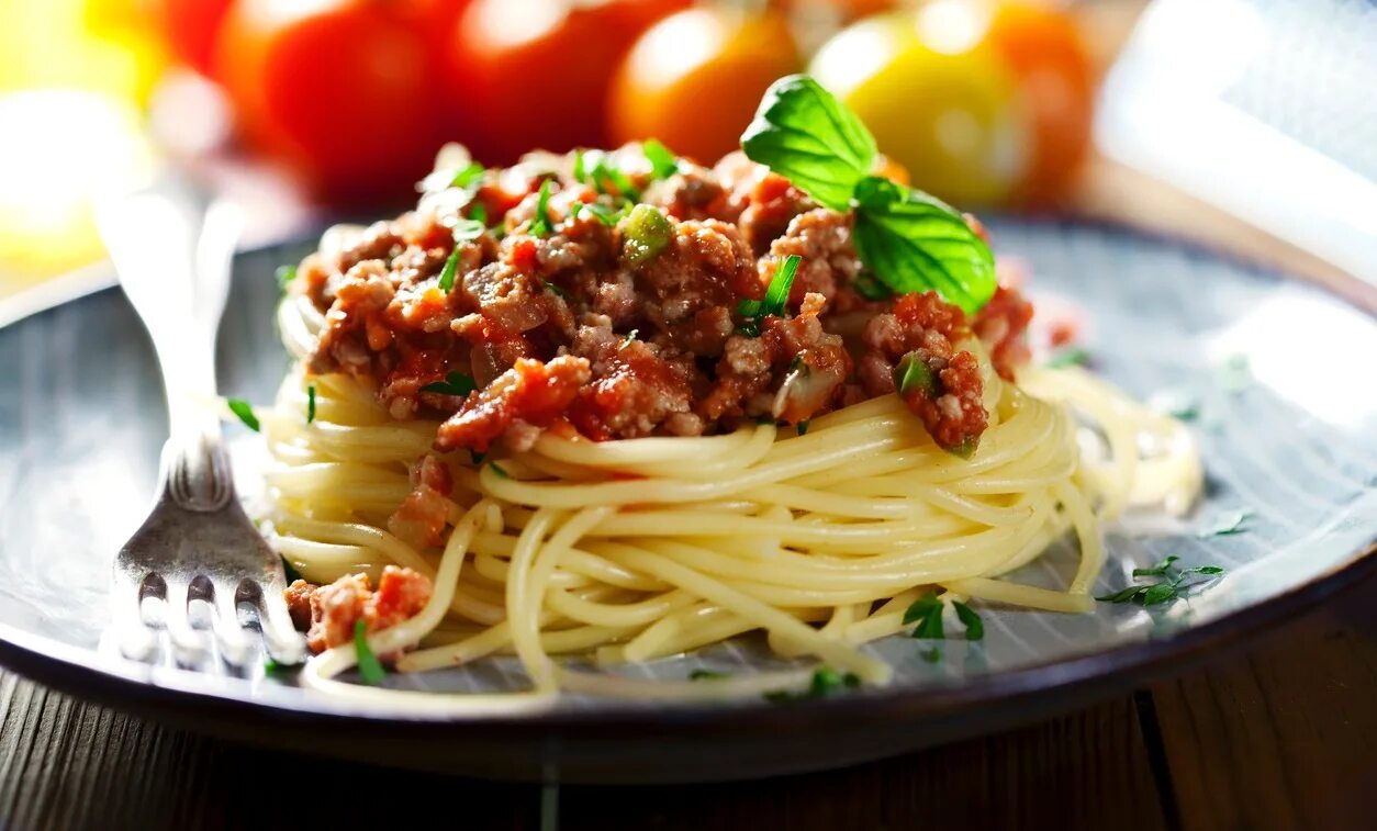 Спагетти с пастой болоньезе с фаршем рецепт. Паста спагетти болоньезе. Мафальдине болоньезе. Лингвини болоньезе. Спагетти с соусом Болонез.
