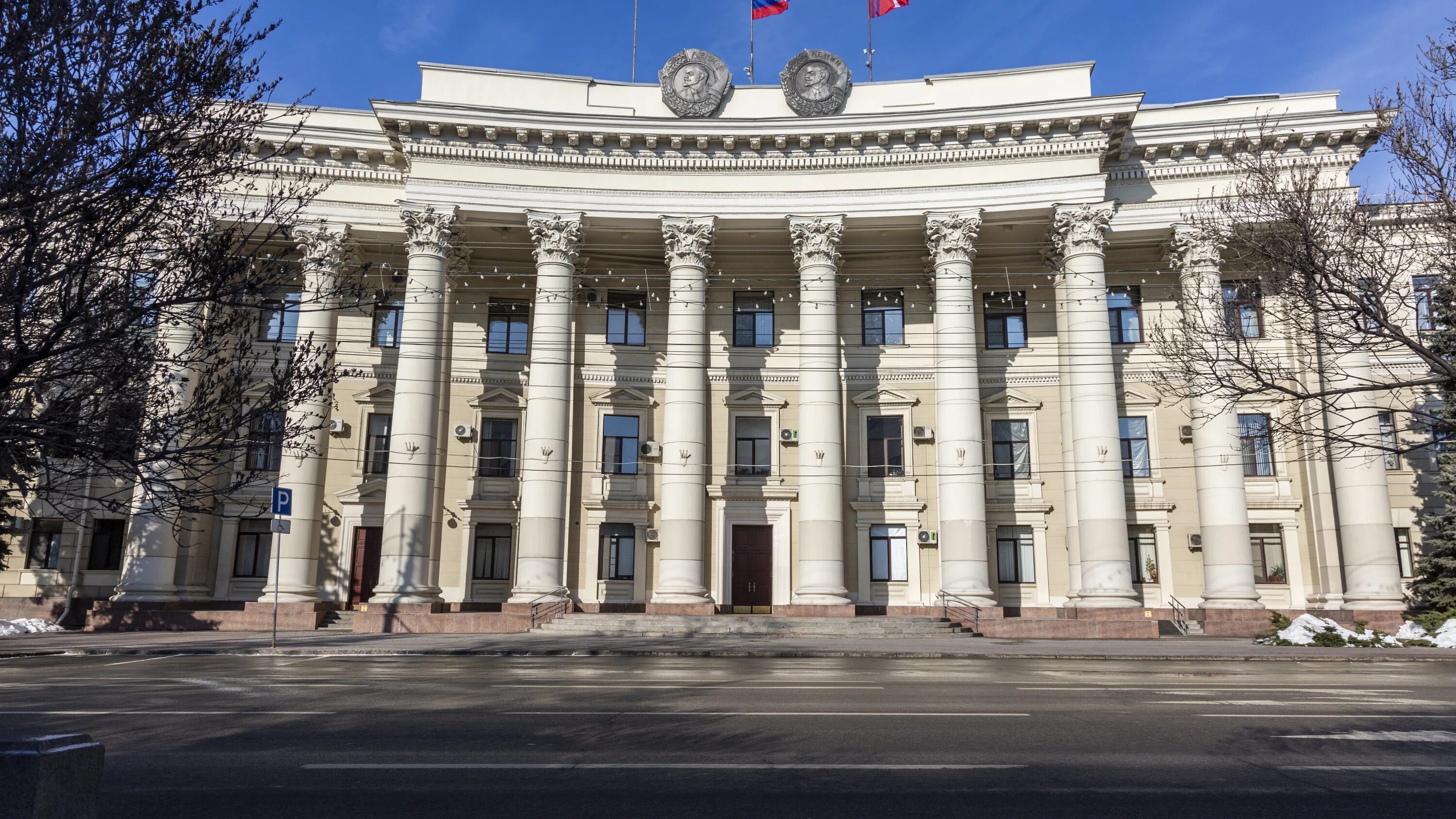 Администрация волгоградской области телефон. Здание правительства Волгоградской области. Администрация Волгоградской области. Администрация Волгоградской области, Волгоград. Здание правительства Волгогр.