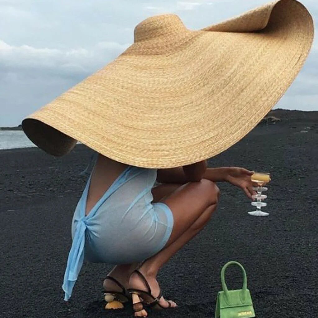 Поля от шляпы от солнца. Соломенная шляпа Jacquemus. Шляпа с большими полями. Шляпа с широкими полями. Пляжная шляпа.