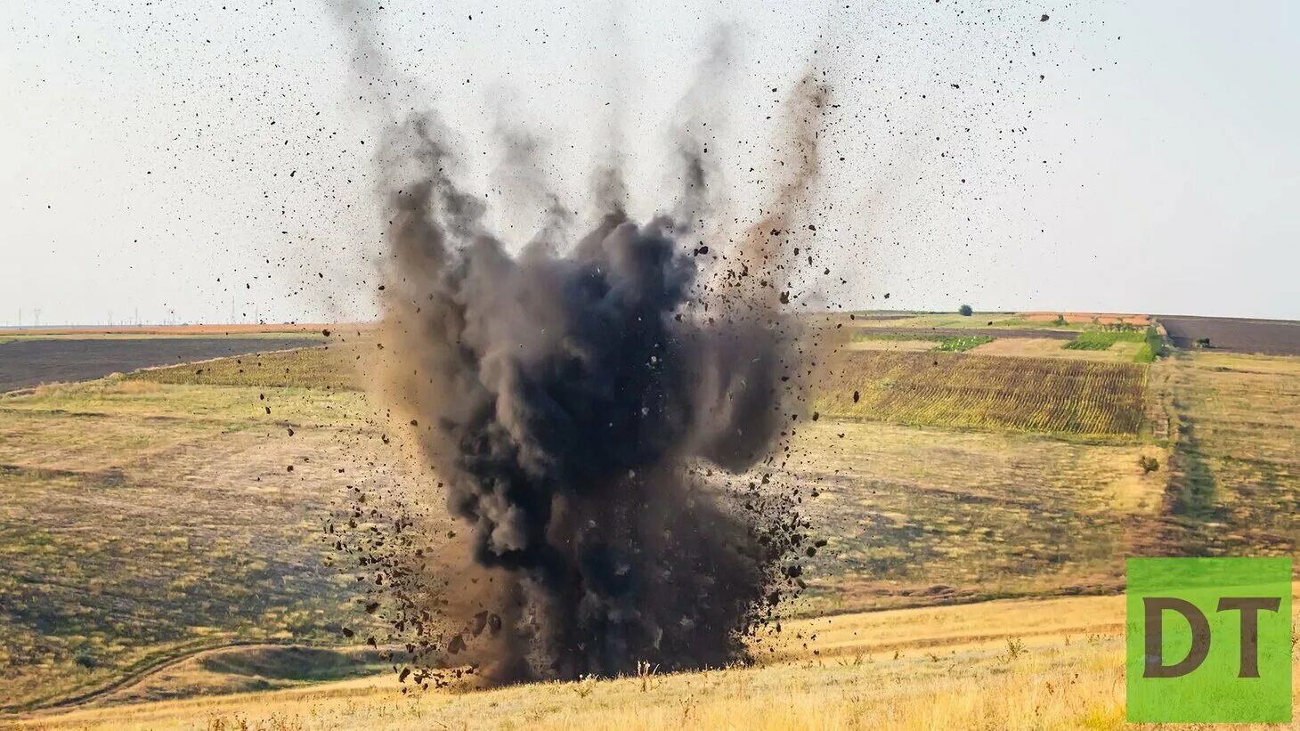 Подрыв боеприпасов на полигоне. Взрыв от артиллерийского снаряда.