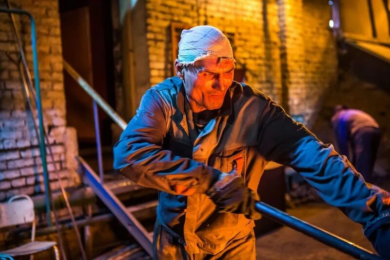 инженер котельной. работник котельной. профессия машинист кочегар котельной. электромонтажник электрических сетей и электрооборудования. бекмамбетов кочегар.