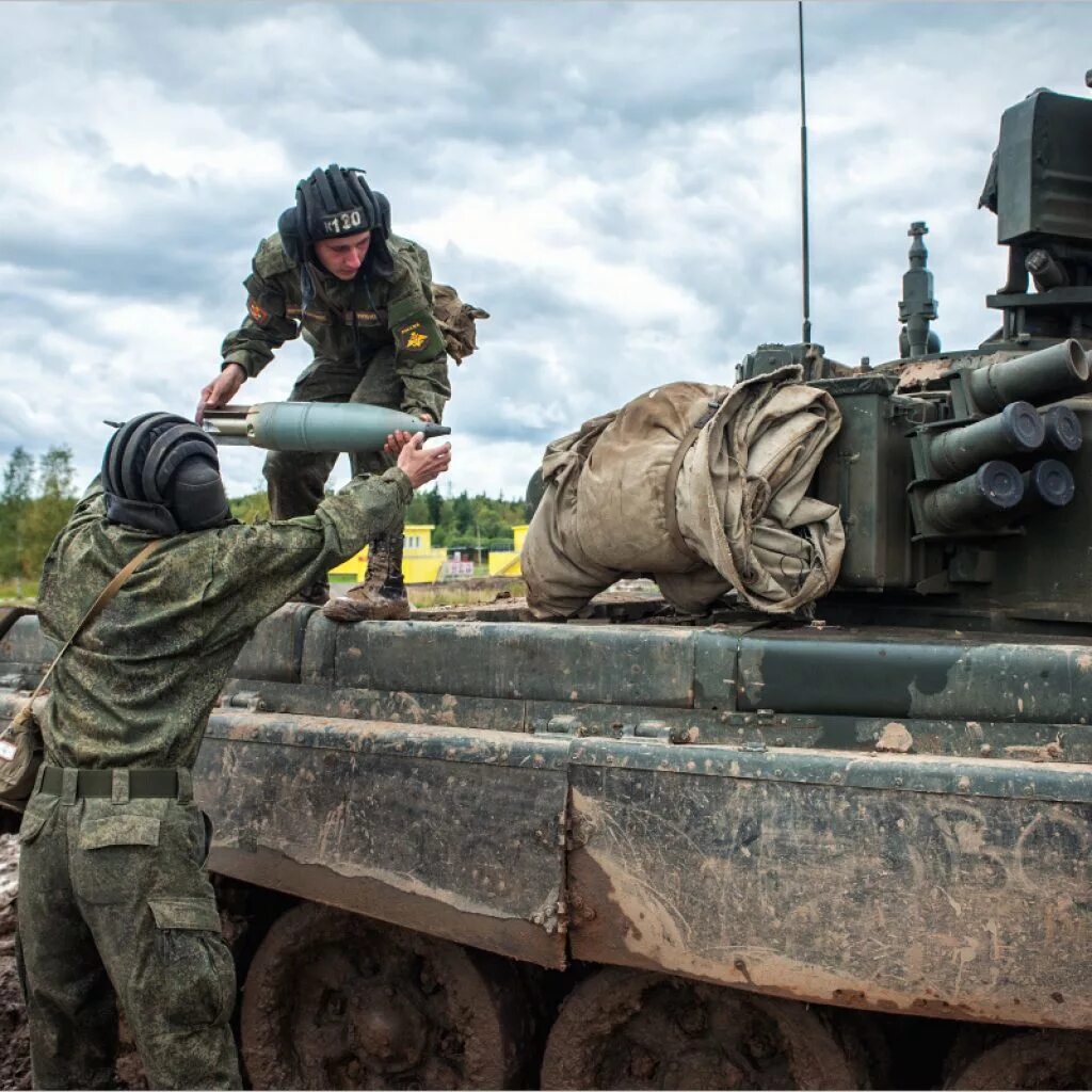 Т90 бм. Т-90 владимир. Т 90 экипаж. Т-80 экипаж. Танк т90.