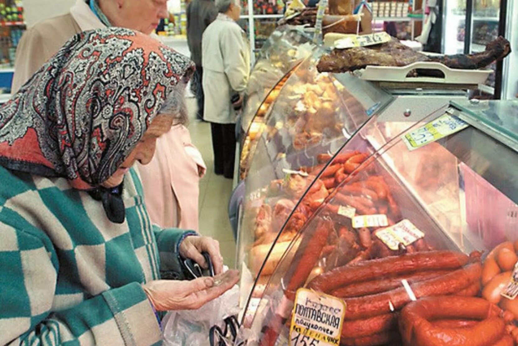 Бабка в магазине. Бабушка в магазине. Бабушка в магазине продуктов. Бедная бабушка в магазине. Бабушка считает деньги в магазине.
