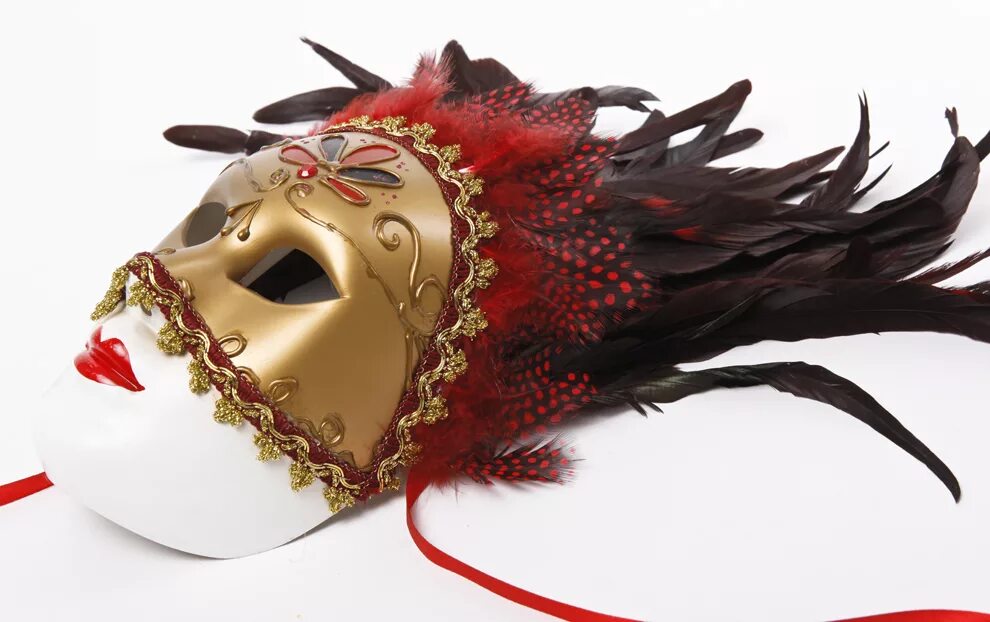 Маска песни сегодня. Карнавальная маска из перьев. Венецианская маска с перьями. Венецианские маски с красными перьями. Карнавальная маска с открытым ртом.