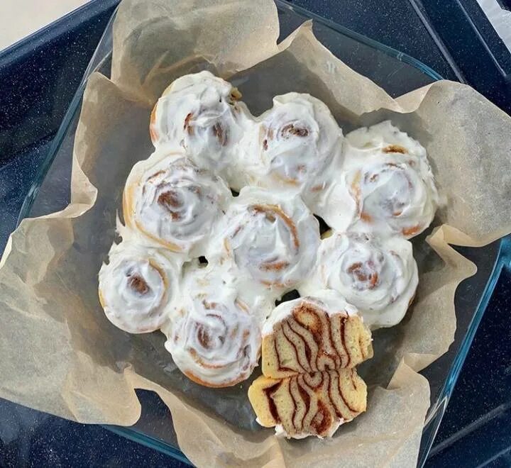шоколадные синнабоны. помадка для синабонов. синабоны рецепт без дрожжей. синнабоны с творогом. Cinnabon булочки с корицей.