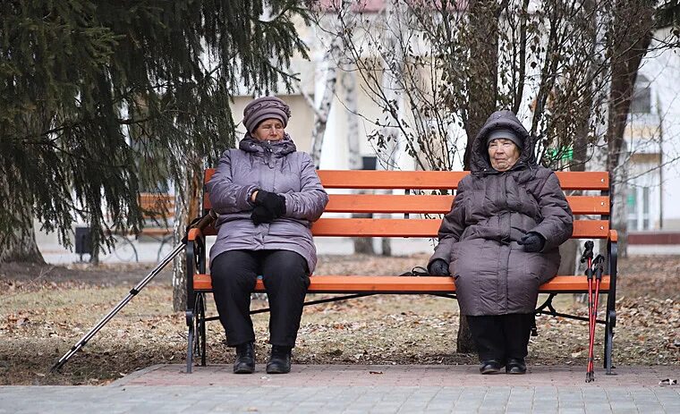 Ожидается повышение пенсии с 1 апреля. Бабушки на лавочке. Пенсионеры на лавочке. Нищие пенсионеры России. Бабули в городе.