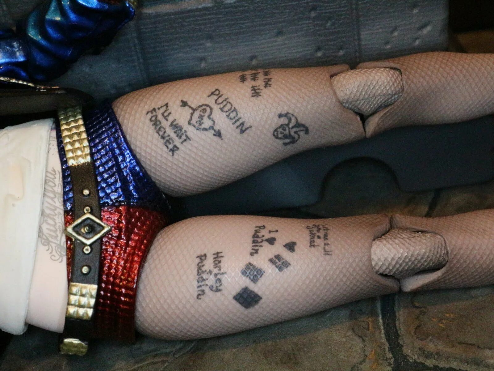 тату харли квинн в фильме. тату харли квинн на ноге. тату харли квин отряд самоубийц. татуировки харли квинн отряд самоубийц. татуировки харли квинн отряд.