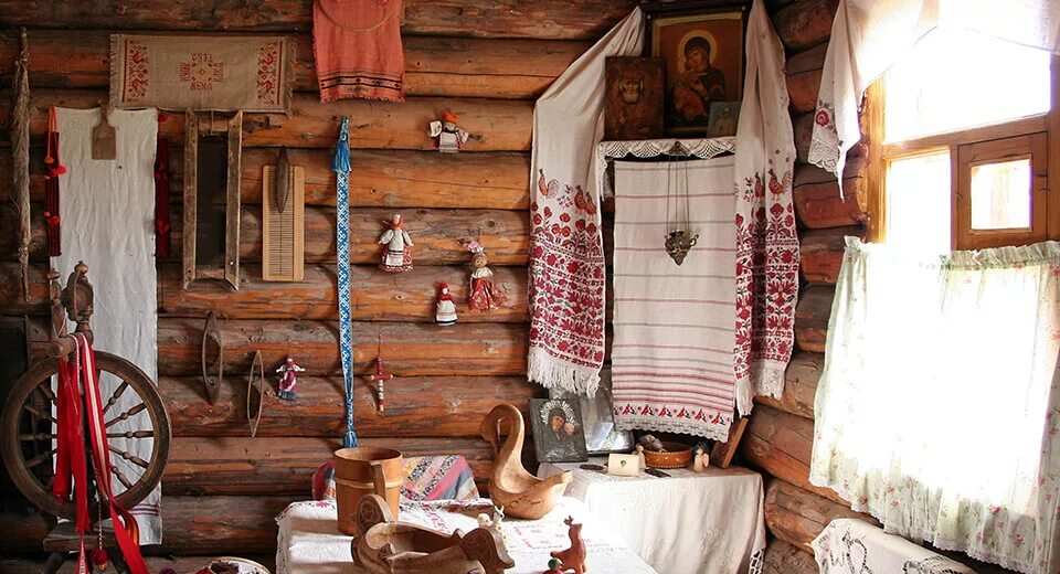Славянская божница. Интерьер русской избы. Красный угол божница. Суриков деревенская божница. Красный угол в крестьянской избе.