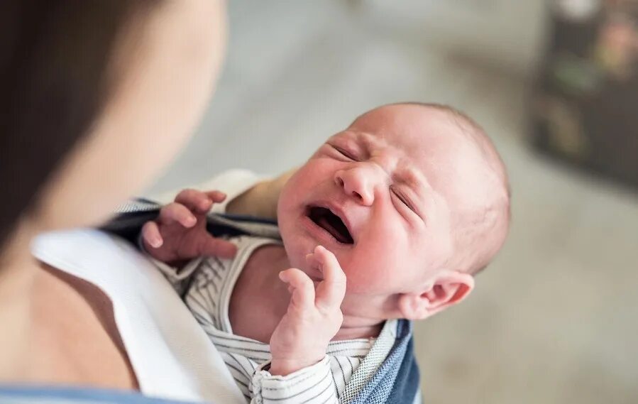 ребенок в кроватке. 3 месяца капризничает. 3 месяца капризничает. беспокойный ребенок. апноэ сна ребенок видео.