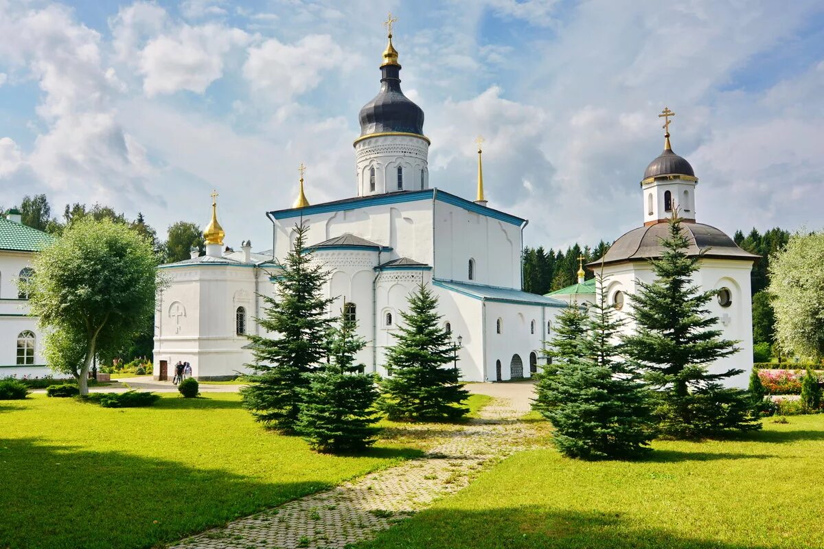 Монастыри псковской области фото. Спасо-Елеазаровский монастырь в Псковской области. Свято Елеазаровский женский монастырь Псков. Спасаелиазаровский монастырь. Спас Елеазаровский в монастыре.