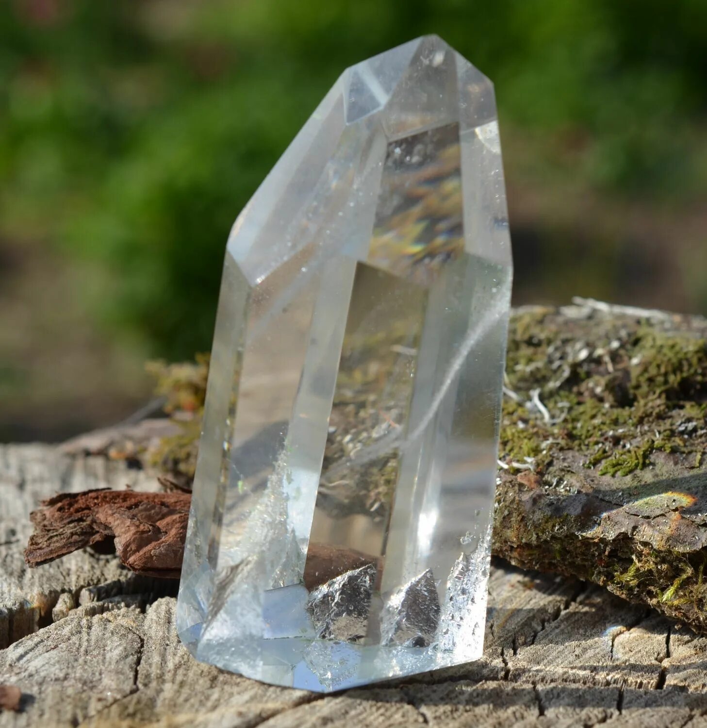 Quartz crystal. Кварц (горный хрусталь). Горный хрусталь минерал Урал. Горный кварц. Кристаллы горного кварца.