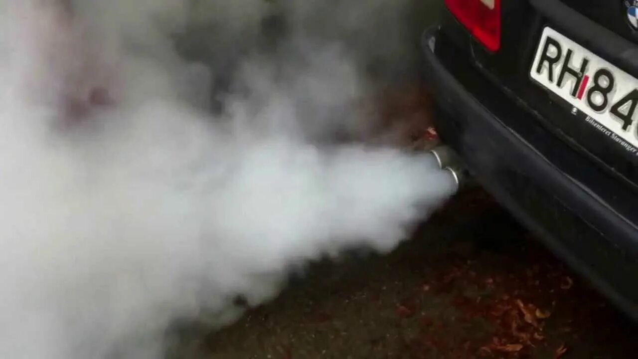 Белый пар из выхлопной трубы