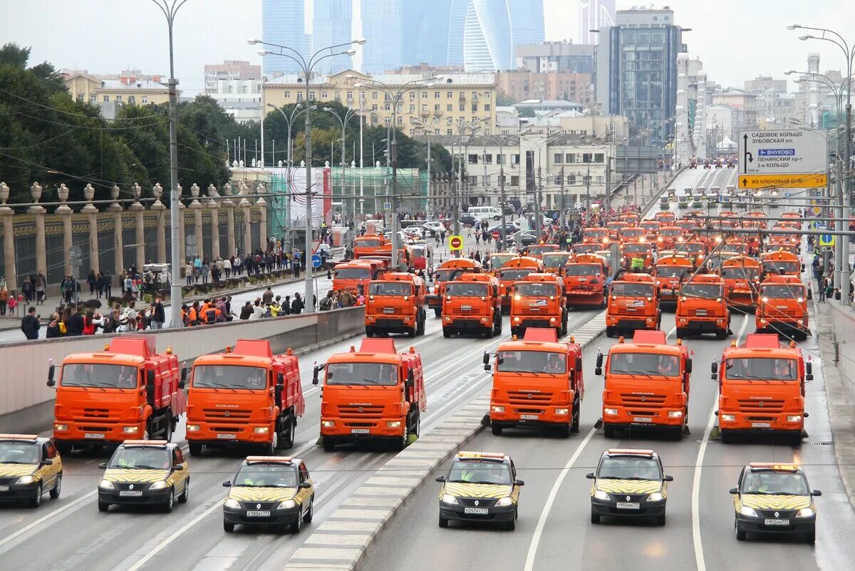 Парад какая техника. Парад коммунальной техники в Москве 2020. Парад коммунальной техники в Москве 2019. Парад техники в Москве. Парад снегоуборочной техники.