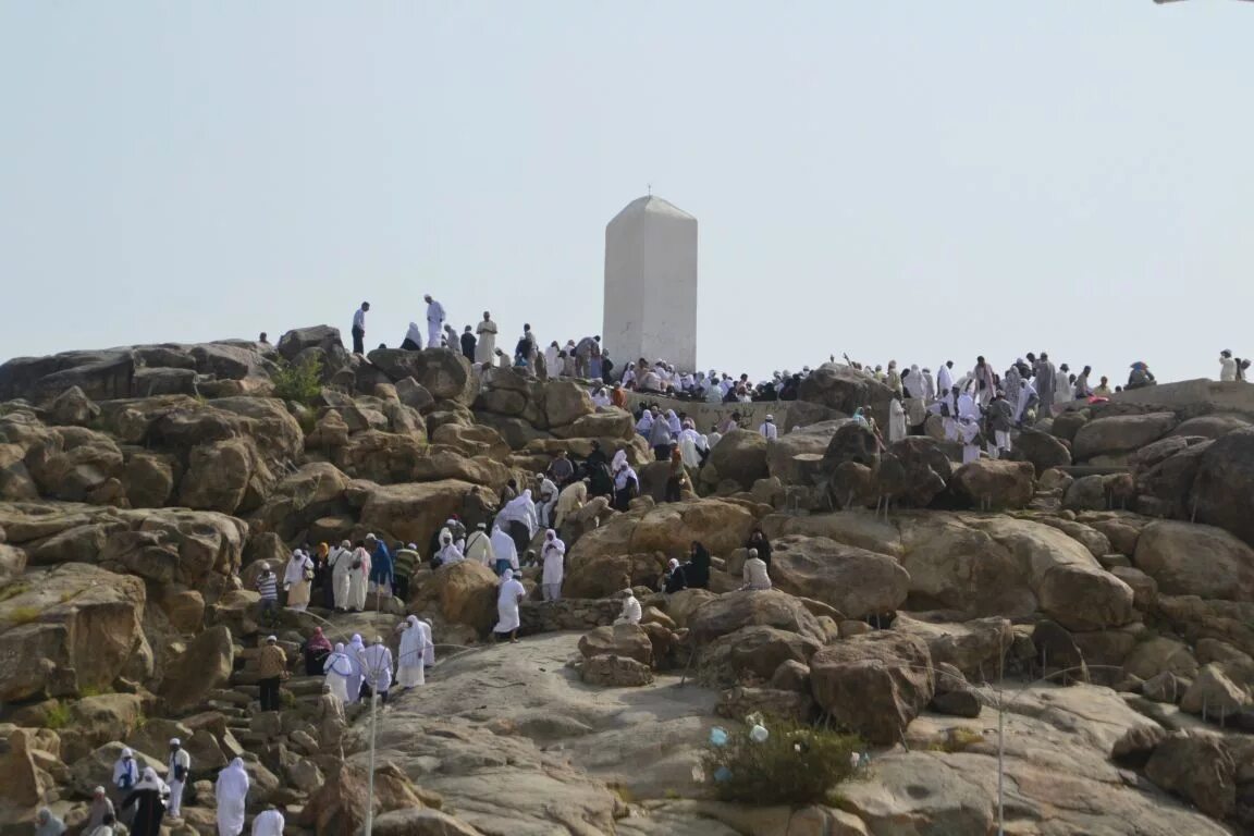 Гора в мекке. Гора Арафат Мекка. Jabal гора в Мекке. Горы Мекки 2023. Мекка гора камней.