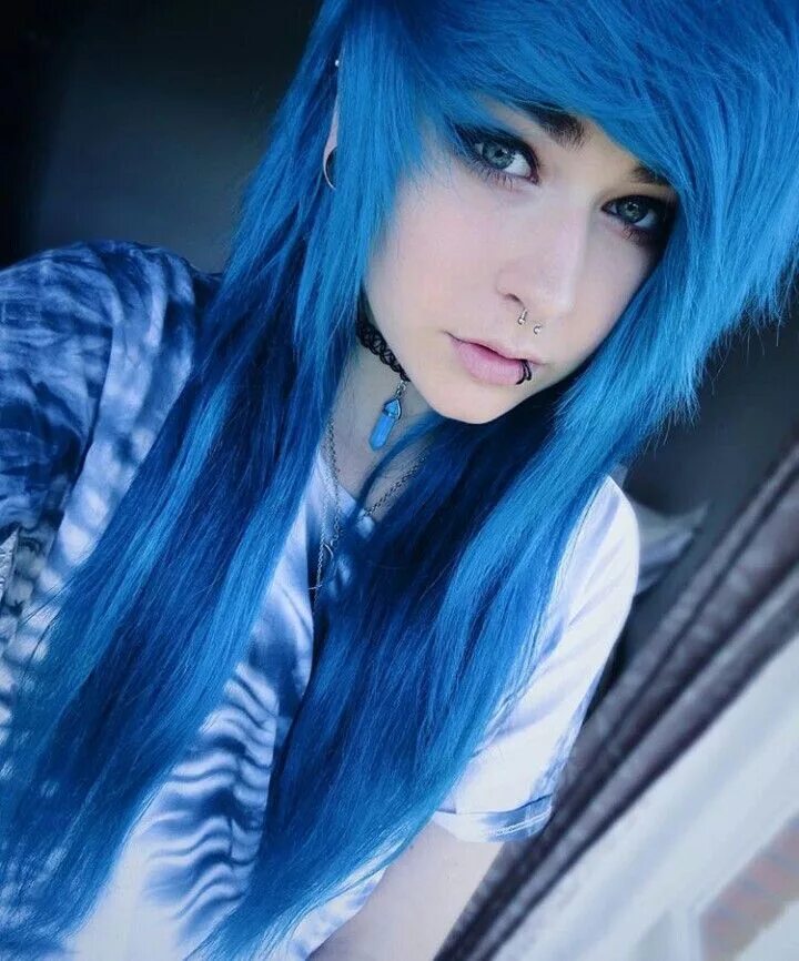 Глория макфин. Мия бойко голубые волосы. Кира рауш с синими волосами. Синие волосы. Эвелон синие волосы.