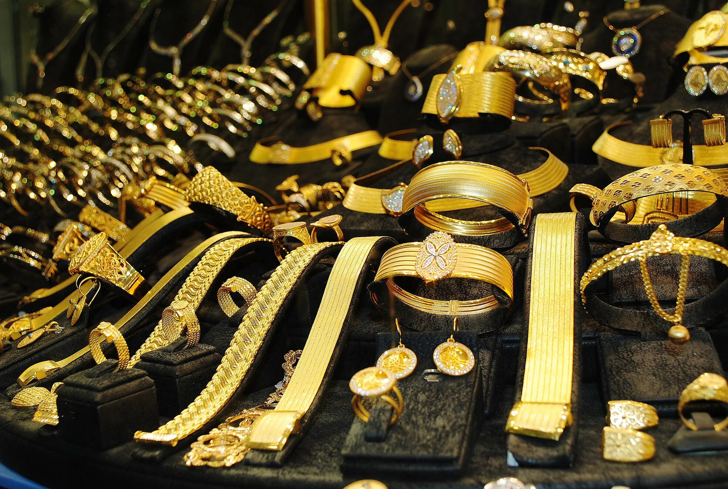 Много золотых украшений. Турецкий магазин золота. Ювелирные магазины в Турции. Скупка золота.