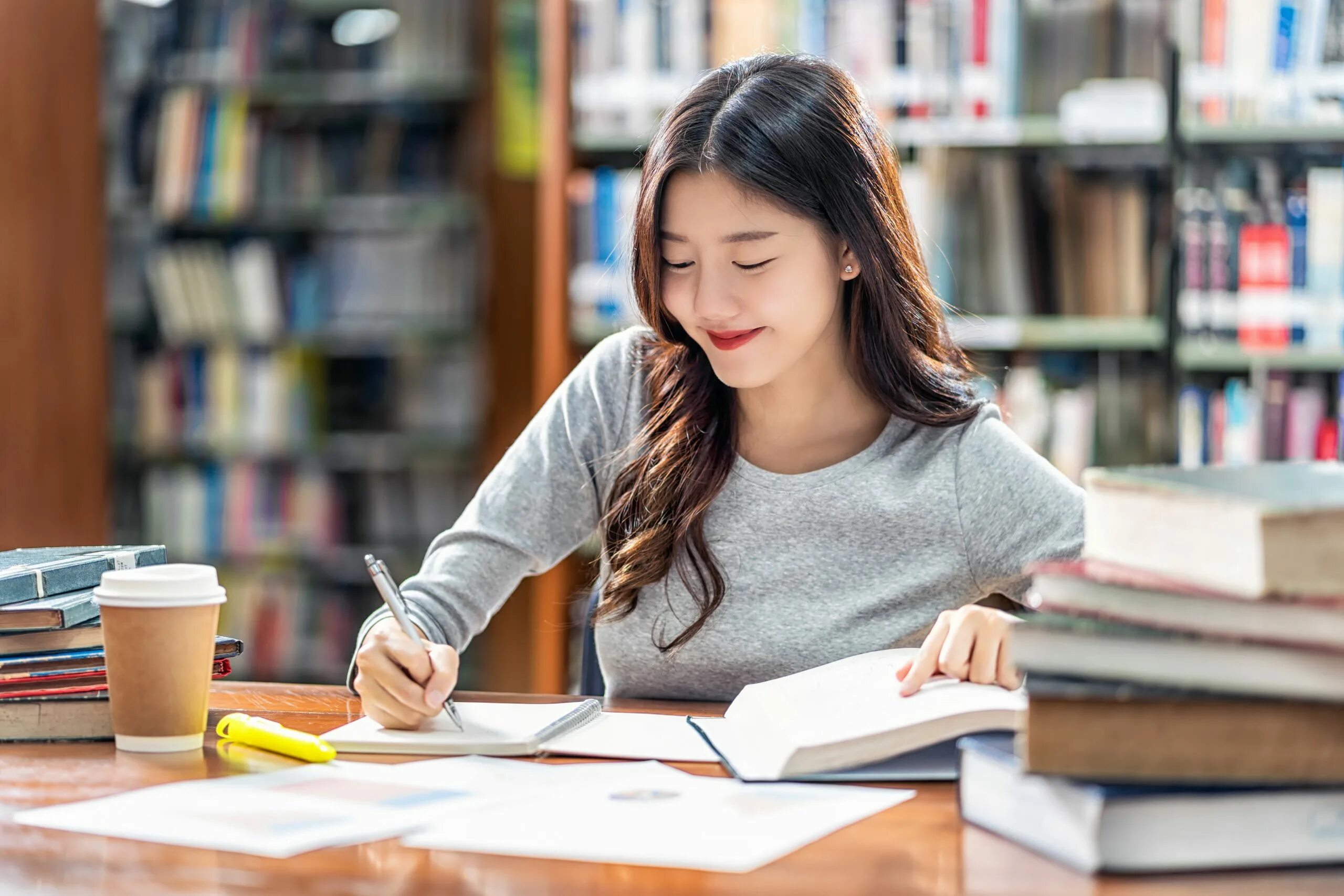 Korean students. Корейские студенты. Азиатка в университете. Кореянка студент. Кореянка учитель.