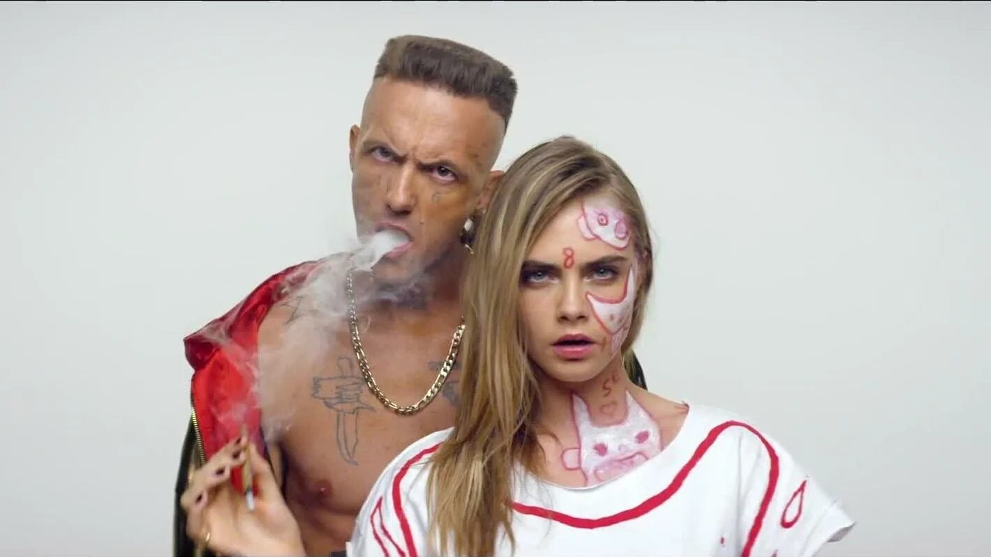 Die antwoord сын. Die antwoord йоланди фиссер. южно африканская группа die antwoord. Die antwoord ugly boy перевод. йоланди фиссер и ниндзя.