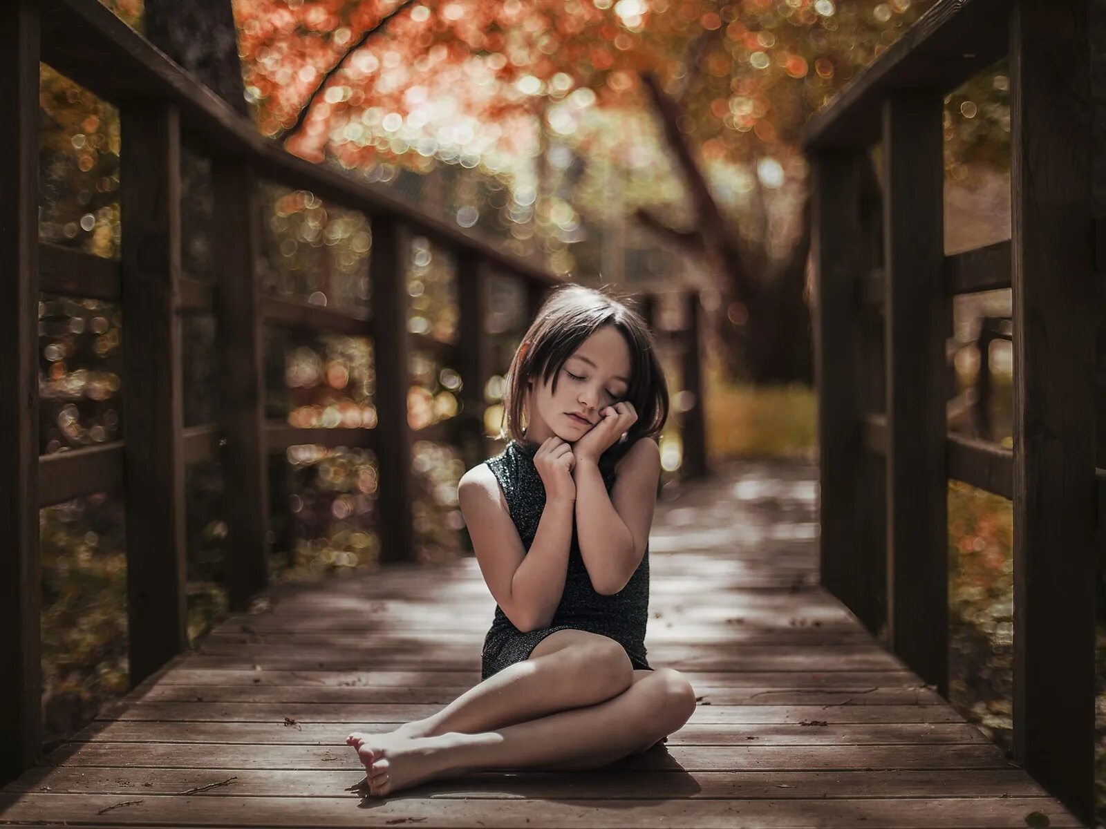 Сидит на деревянном. Девушка на скамейке сбоку. Фотосессия на крыльце. Сидит на деревянном. Девушка сидит на деревяшки.