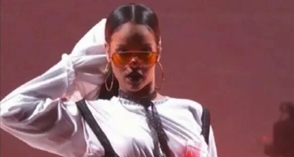 Rihanna better have my. Рианна на Global Citizen Festival 2016. Rihanna bitch better. Показать бэк вокалиста курианы в клипе дистурбия.