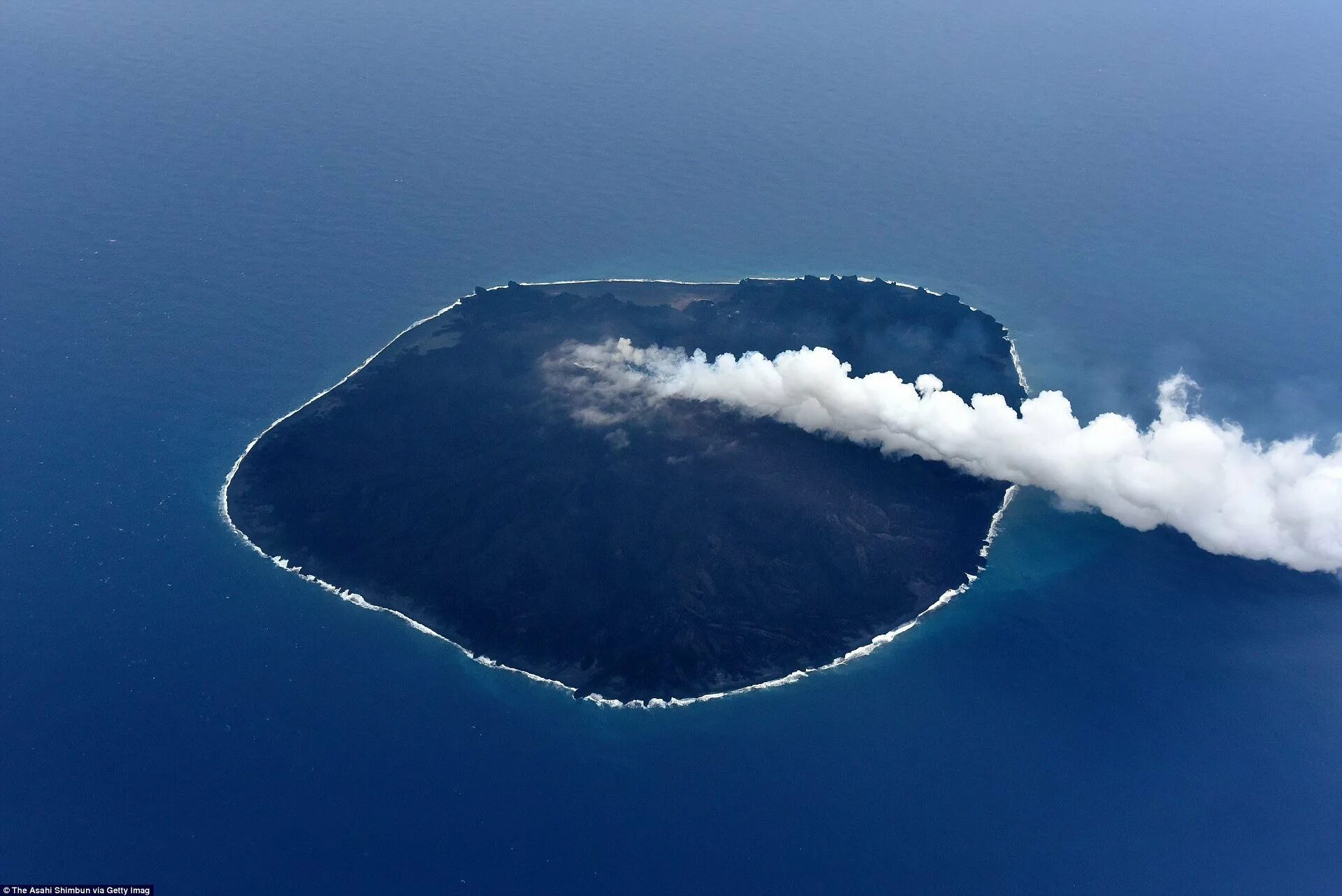 Открой новый остров. Остров Нисиносима в тихом океане. Вулканические острова Тихого океана. Вулканический остров Нисиносима. Адамс (подводный вулкан).