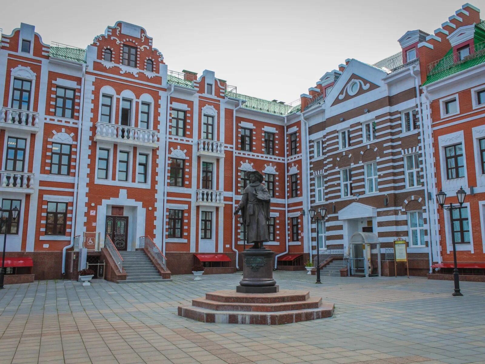 Блок в йошкар оле. Йошкар ола амстердам. йошкар-ола амстердамская набережная. йошкар-ола памятник рембрандту. йошкар-ола набережная амстердам.