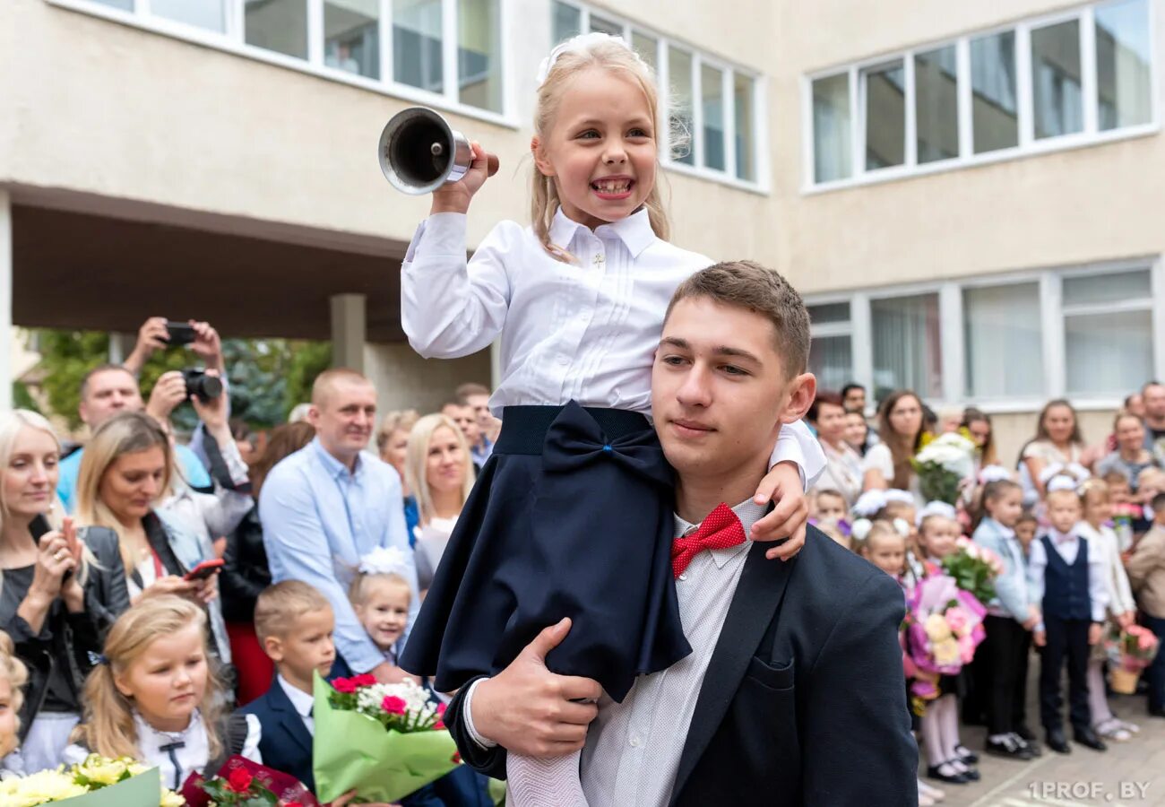 Линейка в школе. Первоклашки на линейке 1 сентября. Линейка 1 сентября. Школьники на линейке.