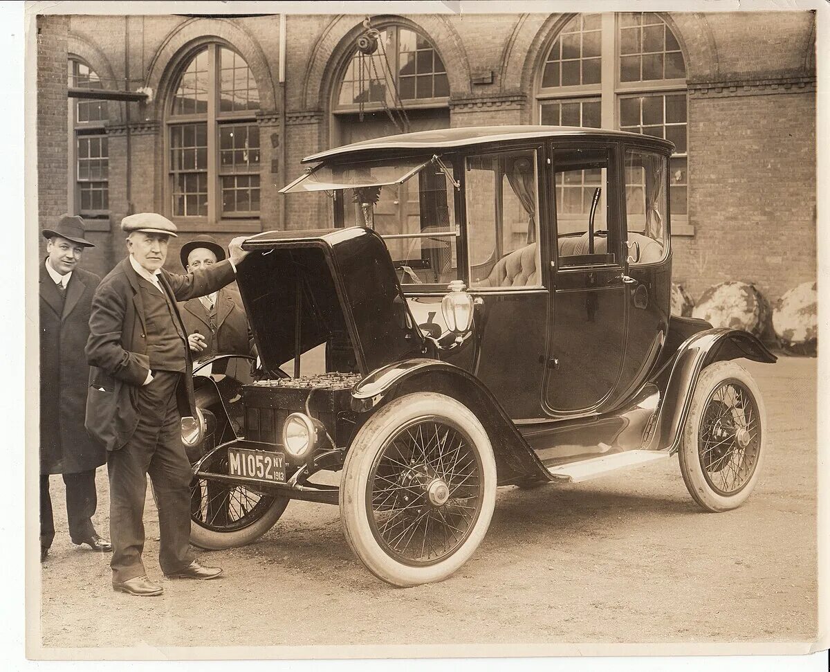 1 электрический автомобиль. Электромобиль компании «Detroit Electric», 1907 г.. Электромобиль «Detroit Electric» 1915 года.