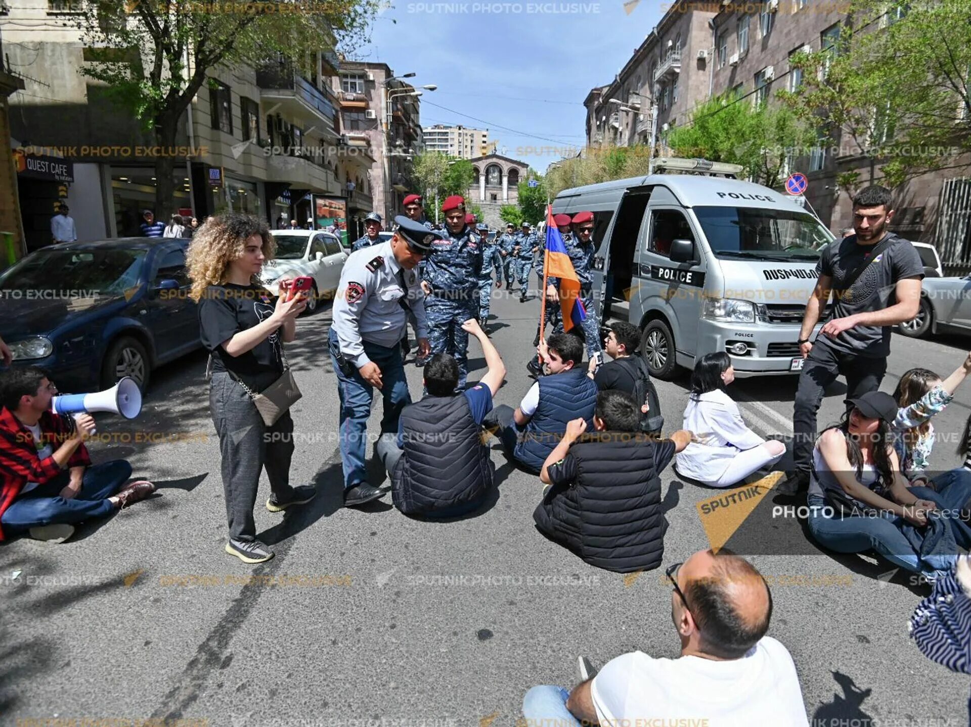 Протесты в Армении. Фото людей на улицах Еревана. Идут протесты в Ереване.