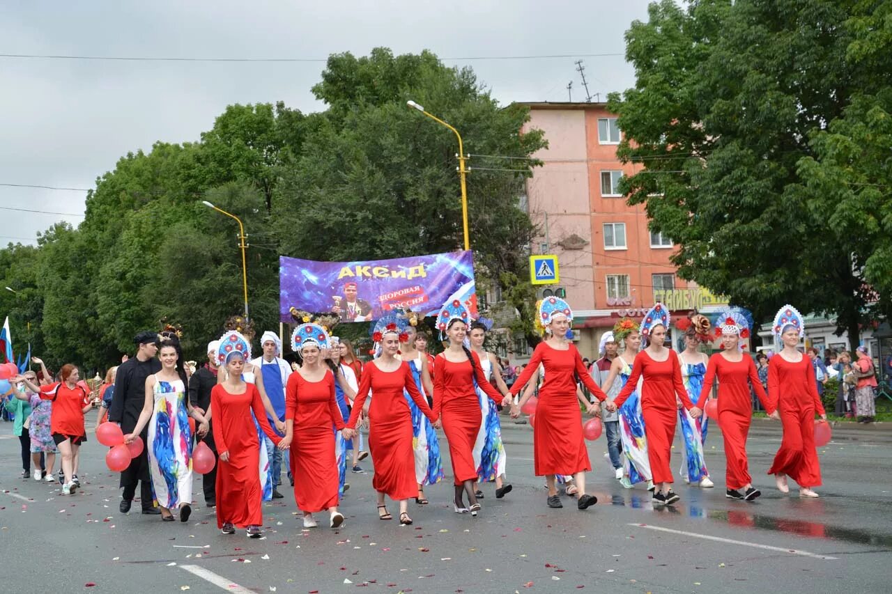 Шествие на день города. Парад коллективов. Парад трудовых коллективов. Трудовое шествие в г. Трудовой коллектив.