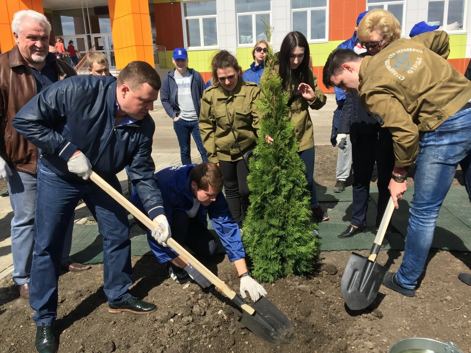 Вакансии свежие на сегодня тамбове для мужчин. Тамбов Озеленение города. Субботник в Тамбове. Деревья на территории школы. Субботники с городе Тамбове.