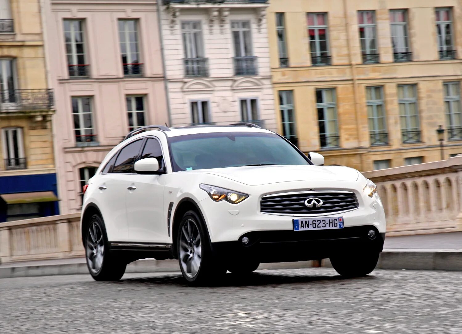 Телефон инфинити 40 про. Infiniti fx30d. Инфинити ФХ 30. Инфинити ФХ 30d. Infinity машина fx30.