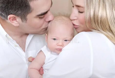 Почему дети целуют новорожденных