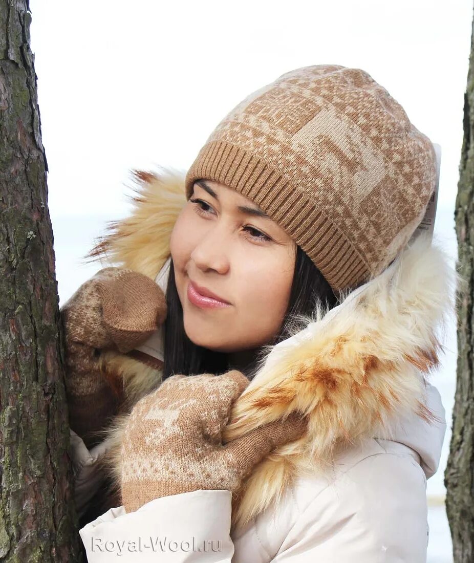 Монгольские вещи из верблюжьей. Носки тод из верблюжьей шерсти тод монголия. Носки из верблюжьей шерсти монголия. Монгольская фабрика кашемира гоби. Шерсть из монголии.