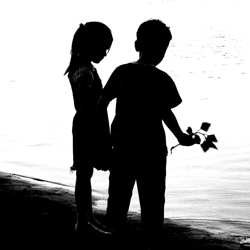 картинки влюбленных. черно первая любовь. любовь школьников. черно белая романтика. парень обнимает девушку.