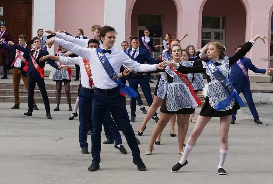 Выпуск в школу видео. Танец выпускников. Вальс в школе. Выпускной вальс в школе. Вальс на последний звонок.