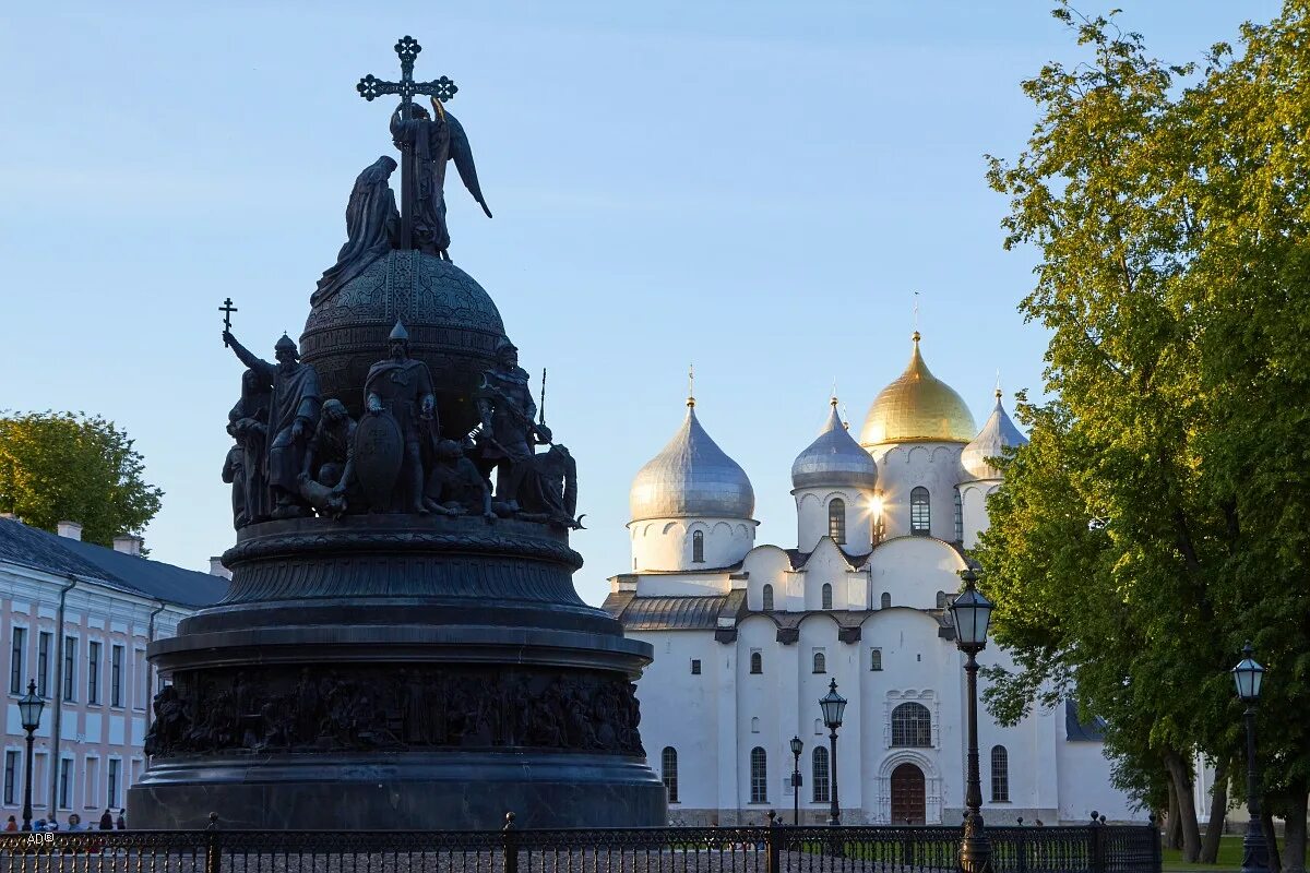 Памятники россии фото с названиями и описанием. Памятник тысячелетие России в Новгороде. Тысячелетие Руси памятник Великий Новгород. Новгородский Детинец Великий Новгород памятник тысячелетию Руси.