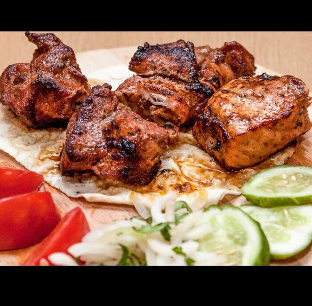 Свиная шейка шашлык. Шашлычок из свинины. Шашлык свинина шейка. Грузинский мцвади. Шашлык из свиной мякоти.